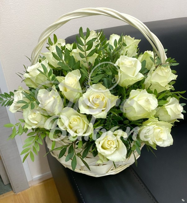 Coș cu 25 Trandafiri Albi și Decor